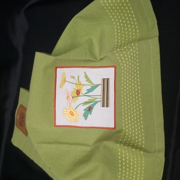 Design Imports NWT Kitchen Towel S/2 with Embroidered Flowers Design - Picture 7 of 8
